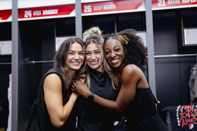 期待新赛季！开拓者官博分享啦啦队成员参观更衣室照片