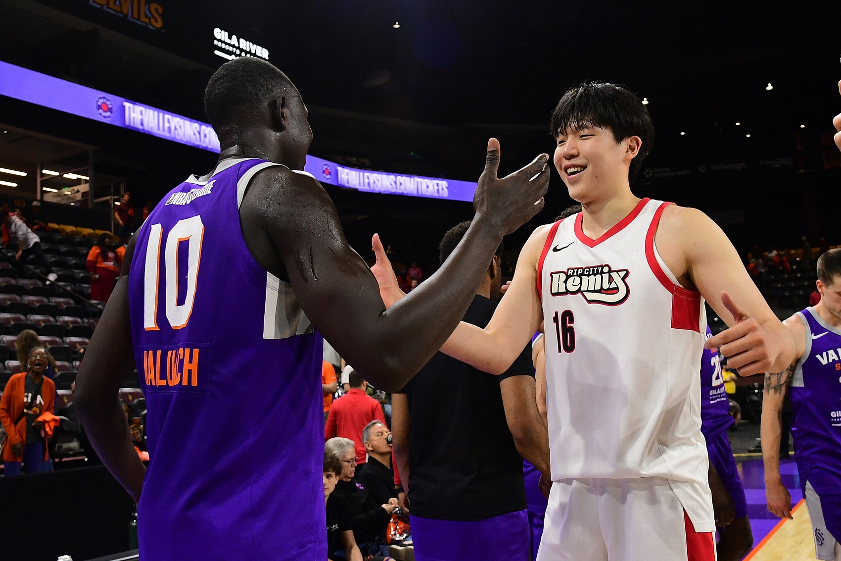 开云app官网-好兄弟境遇大不同！马卢阿奇29分01秒砍18分14板 杨瀚森打1分39秒